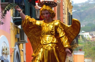 Traditioneller Engelslauf in Forio auf der Insel Ischia