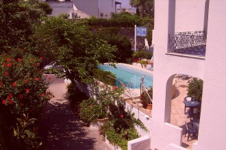Villa Thomas - Blick auf Pool und Garten