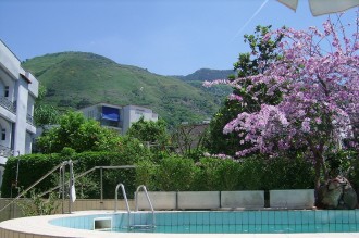 Villa Thomas - Blick auf Pool und Berg